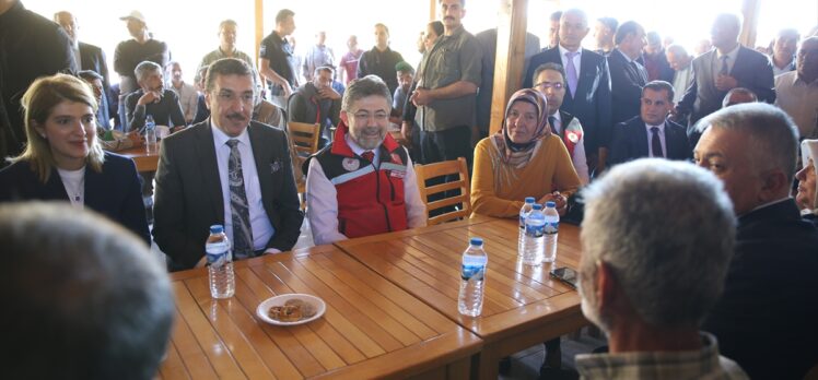 Bakan Yumaklı, Malatya'da depremzedelere büyükbaş hayvan dağıtım töreninde konuştu: