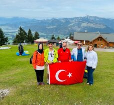 Türk paraşütçüler Alp Dağları'nda “Cumhuriyet” atlayışı gerçekleştirdi