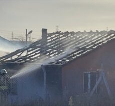 Tuzla'da bir gecekondu yandı