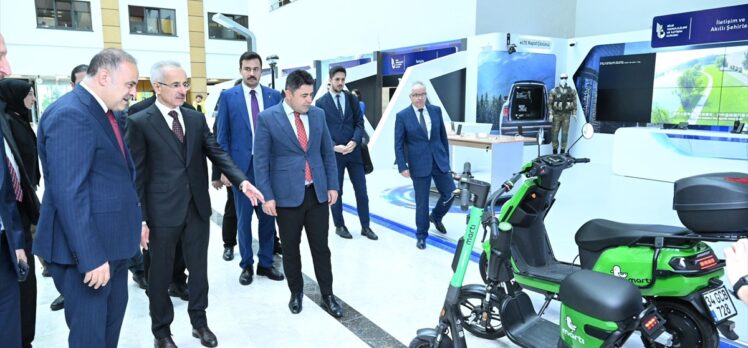 Ulaştırma ve Altyapı Bakanı Uraloğlu, BTK Akademi'yi ziyaret etti: