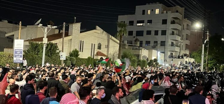Ürdün'de İsrail Büyükelçiliğine girmek isteyen göstericilere polis müdahale etti
