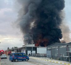 Uşak'ta tekstil fabrikasında çıkan yangına ekiplerce müdahale ediliyor
