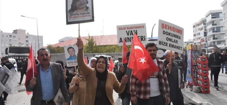 Vanlı aileler çocuklarına kavuşmak için HDP İl Başkanlığı önündeki eylemlerini sürdürdü
