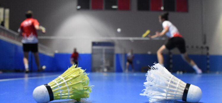 Yetenek taramasında keşfedilerek milli takımlara alınan Eskişehirli badmintoncular sıkı çalışıyor