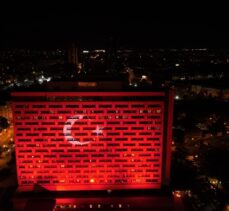 Zagreb'deki yüksek bina Türk bayrağı renkleriyle aydınlatıldı