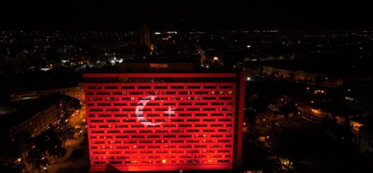 Zagreb'deki yüksek bina Türk bayrağı renkleriyle aydınlatıldı