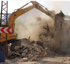 Adana'da ağır hasarlı 3 bina kontrollü yıkıldı
