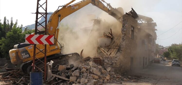 Adana'da ağır hasarlı 3 bina kontrollü yıkıldı