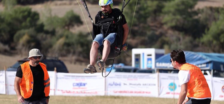 Adana'da Türkiye Yamaç Paraşütü Hedef Şampiyonası finali başladı