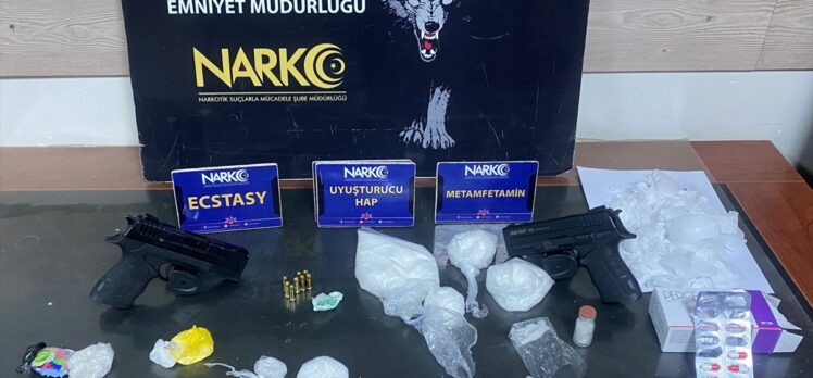 Adana'da uyuşturucu operasyonunda yakalanan 5 zanlıdan 2'si tutuklandı