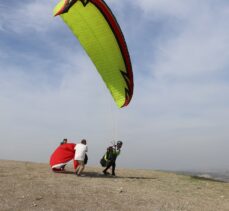 Adana'da yamaç paraşütü sporcusu Serdar Gülşen Filistin bayrağıyla atlayış yaptı