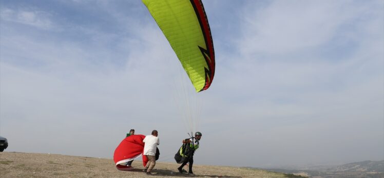 Adana'da yamaç paraşütü sporcusu Serdar Gülşen Filistin bayrağıyla atlayış yaptı