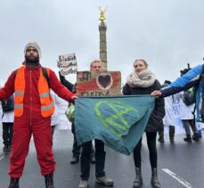 Almanya'da çevreciler fosil yakıt kullanımının sonlandırılması için gösteri yaptı