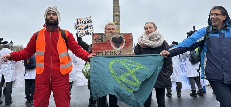 Almanya'da çevreciler fosil yakıt kullanımının sonlandırılması için gösteri yaptı