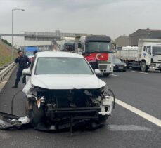 Anadolu Otoyolu'nda 3 aracın karıştığı kazada 4 kişi yaralandı