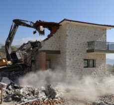 Antalya Kaş'ta kaçak inşa edilen villanın yıkımı gerçekleşti