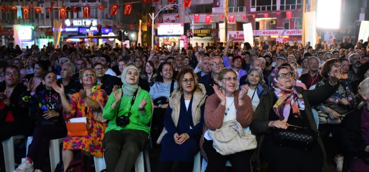 Antalya Kültür Yolu Festivali'nde Sümer Ezgü konser verdi