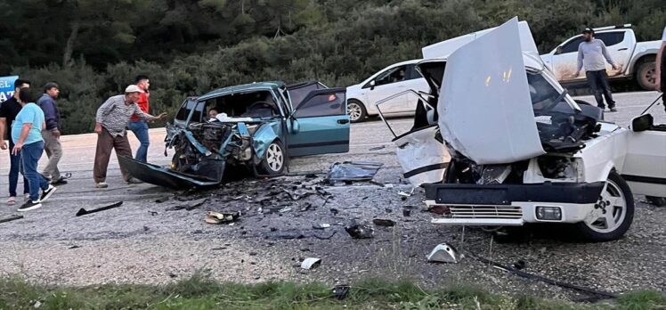 Antalya'da iki otomobil çarpıştı, 1 çocuk öldü, 8 kişi yaralandı