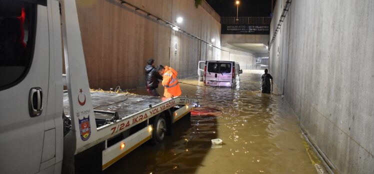 Antalya'da suyla dolan alt geçitte araçta mahsur kalan 3 kişi kurtarıldı