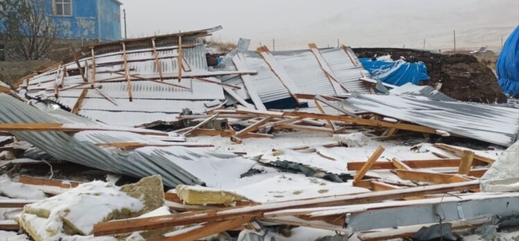 Ardahan'da fırtına evlerin çatılarını uçurdu