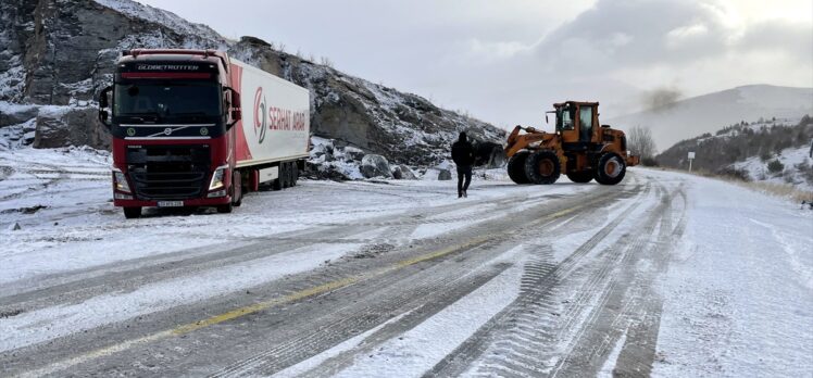 Ardahan'da tipi nedeniyle oluşan buzlanmada tırlar yolda kaldı