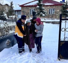 Ardahan'da yolu kardan kapanan köydeki hastalar ekiplerin çalışmasıyla hastaneye ulaştırıldı
