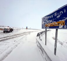 Ardahan'daki Aşık Şenlik Tüneli'nde yoğun kar yüzünden ulaşım kontrollü sağlanabiliyor