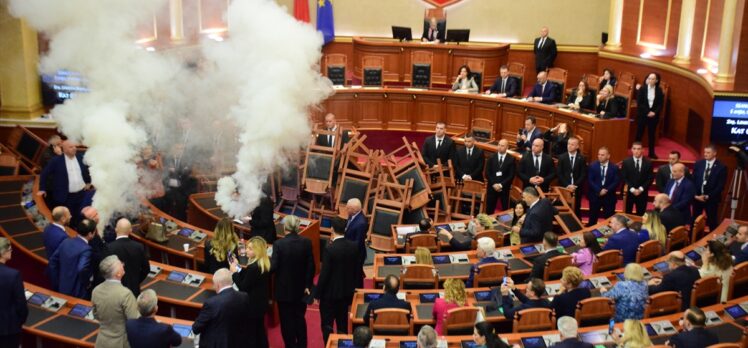 Arnavutluk Meclisinde yine gerginlik yaşandı