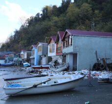 Artvin'de fırtınada oluşan dalgalar balıkçı barınaklarına zarar verdi