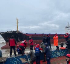 GÜNCELLEME 2 – Artvin'de karaya oturan yük gemisinin 13 kişilik mürettebatı tahliye edildi