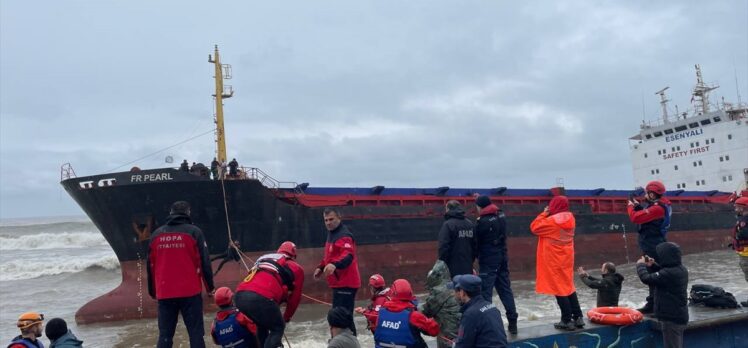 GÜNCELLEME 2 – Artvin'de karaya oturan yük gemisinin 13 kişilik mürettebatı tahliye edildi
