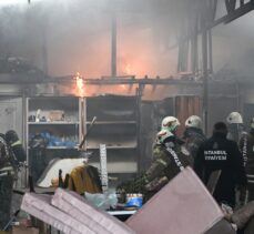 Ataşehir'de hurda malzemelerin bulunduğu depoda çıkan yangın söndürüldü