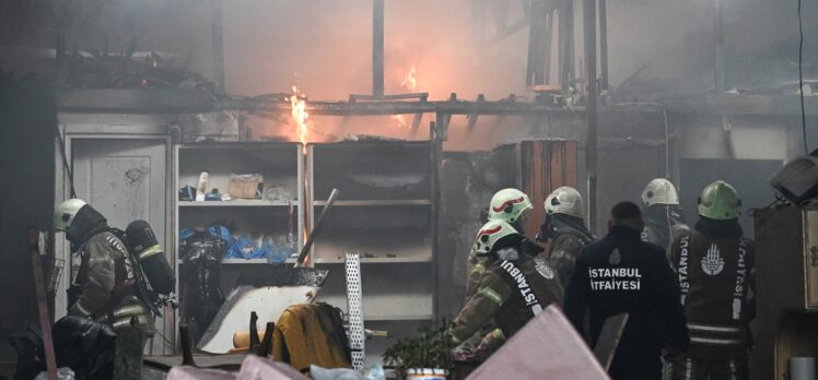 Ataşehir'de hurda malzemelerin bulunduğu depoda çıkan yangın söndürüldü