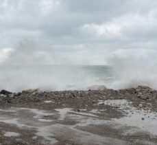 Bartın'da fırtına nedeniyle dalgalar yükseldi, tekneler limana sığındı