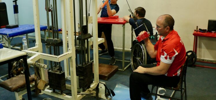 Bilek güreşinde 29 uluslararası madalya kazanan bedensel engelli sporcu, yeni şampiyonlar yetiştiriyor