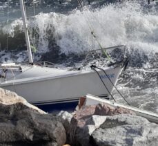 Bodrum'da fırtına nedeniyle bazı tekneler kayalıklara sürüklenip parçalandı, bazıları su aldı