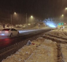 Ankara-Zonguldak kara yolunda kar yağışı nedeniyle ulaşım aksıyor