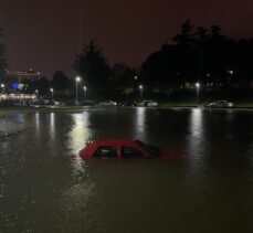 Bursa'da geri manevra yapan araba havuza düştü