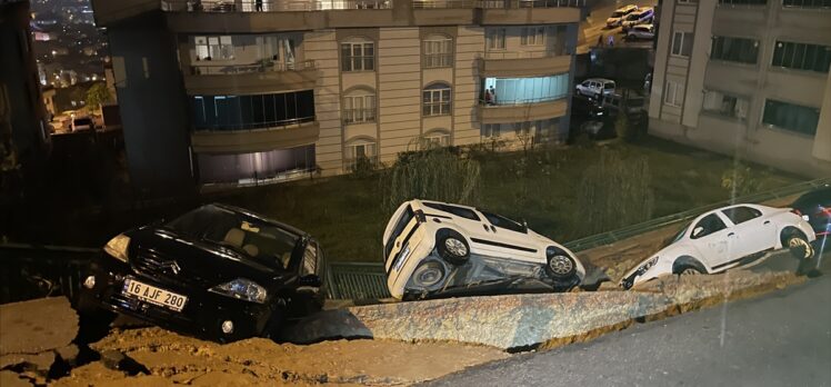 Bursa'da istinat duvarının yıkılmasıyla oluşan boşluğa düşen 4 araç zarar gördü