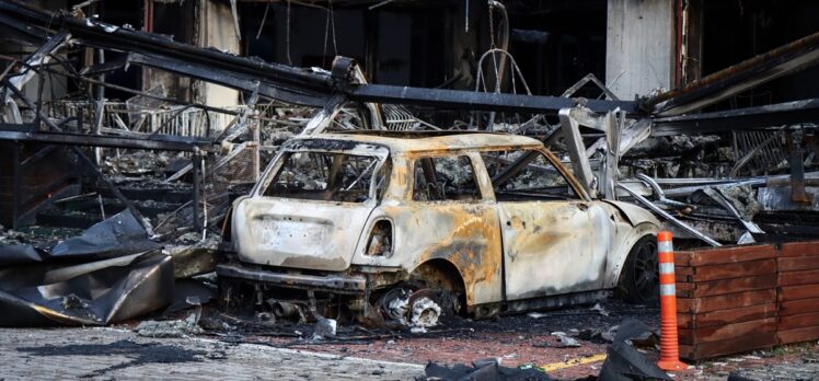 GÜNCELLEME 2- Bursa'da 10 katlı iş merkezinde çıkan yangın söndürüldü