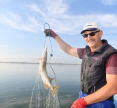 Bursalı balıkçı 22 yıldır ailesinin geçimini Uluabat Gölü'nden sağlıyor