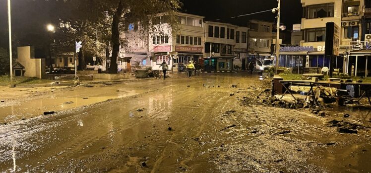 GÜNCELLEME – Bursa'nın turistik bölgelerinden Tirilye'de sağanak nedeniyle araçlar sürüklendi, iş yerlerini su bastı