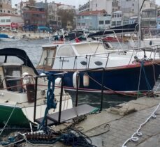 Çanakkale'de kuvvetli lodos limandaki 2 tekneyi batırdı