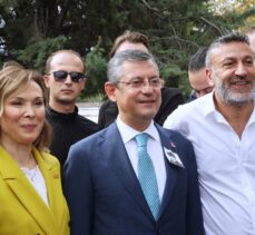 CHP Genel Başkanlığına seçilen Özel, Bülent Ecevit'in kabrini ziyaret etti: