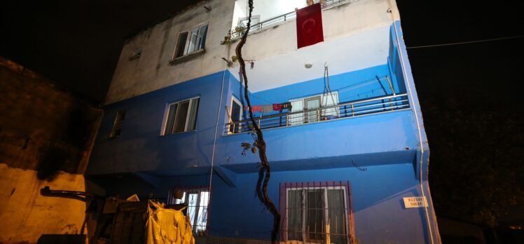 Çöpte bulduğu Türk bayrağını önce atık toplama aracına, sonra evinin balkonuna astı