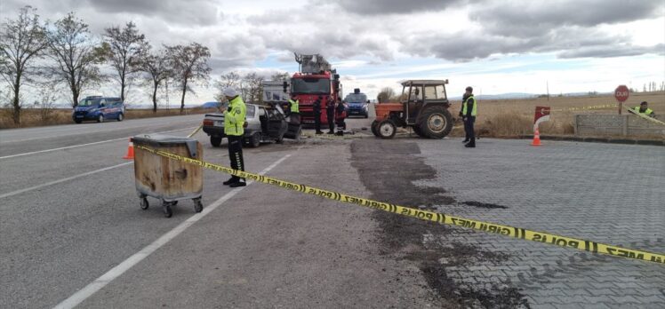 Çorum'da traktörle çarpışan otomobilin sürücüsü öldü