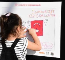 Depremzede çocukların Cumhuriyet'in 100. yılı dolayısıyla yaptığı resimler Antalya'da sergileniyor