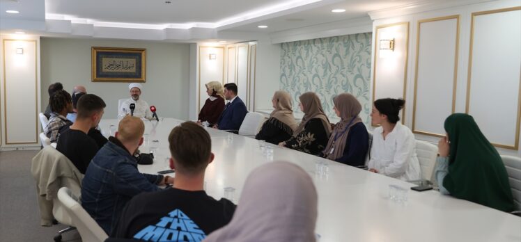 Diyanet İşleri Başkanı Erbaş, Müslüman olan 19 Hollanda vatandaşını kabul etti