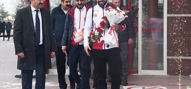 Dünya ikincisi milli kick boksçu Cebrail Gençoğlu, Erzurum'da çiçeklerle karşılandı
