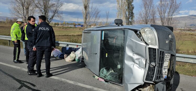 Erzincan'da devrilen hafif ticari araçta sıkışan 2 yaralı itfaiye ekiplerince kurtarıldı